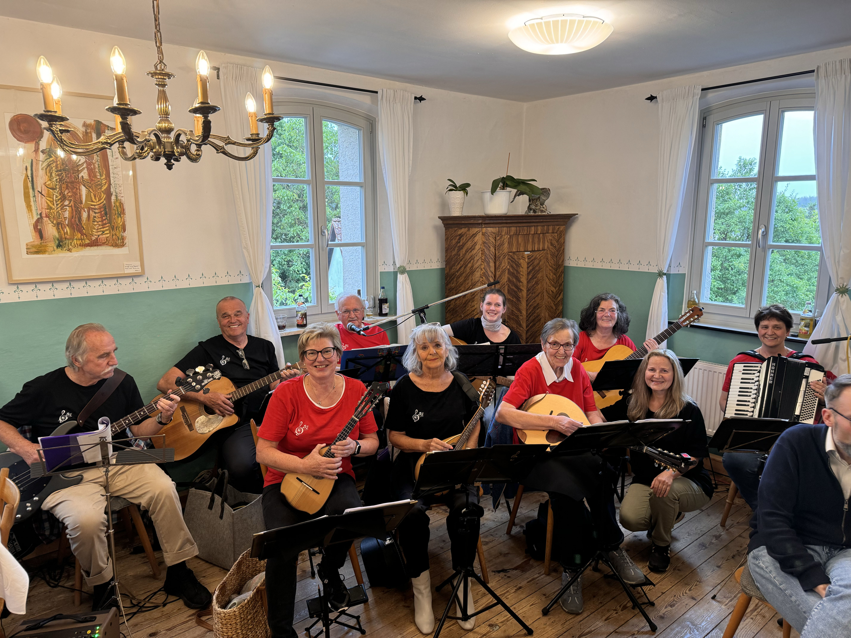 Gemeinsames Spiele und Singen in Simonshofen