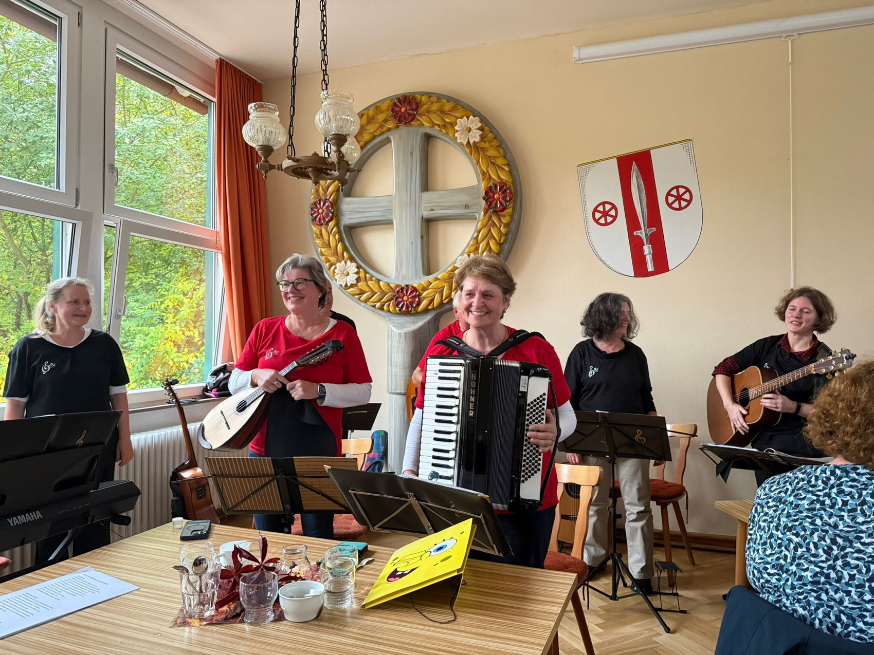 Gemeinsames Spiele und Singen in Simonshofen